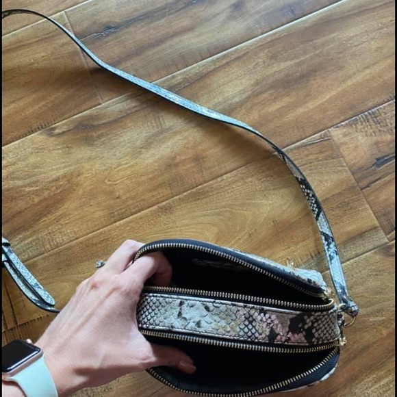 Steve Madden “Sisterstudio” cross body purse. - Picture 3 of 3